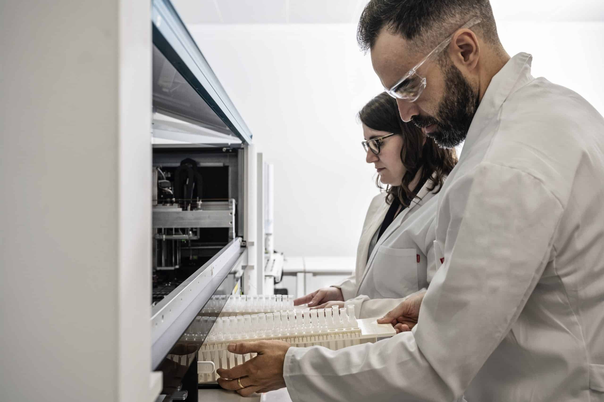 People in the laboratory in ERNI Spain.