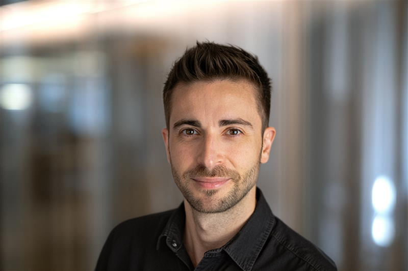 Raffaele Auriemma in portrait picture, explaining Spring AI, integrationg and managing services in Java